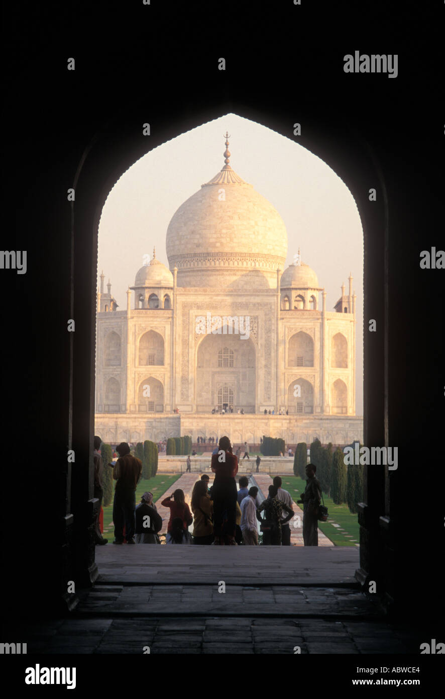 Première vue sur le Taj Mahal que vous venez par l'entrée principale à Agra INDE Banque D'Images