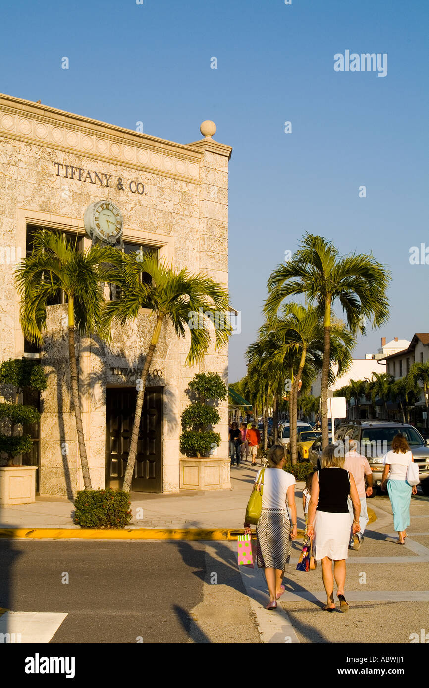 Cher l'immobilier et du shopping sur la célèbre Avenue vaut riche à Palm Beach en Floride avec des palmiers et de la richesse à un Tiffany Banque D'Images