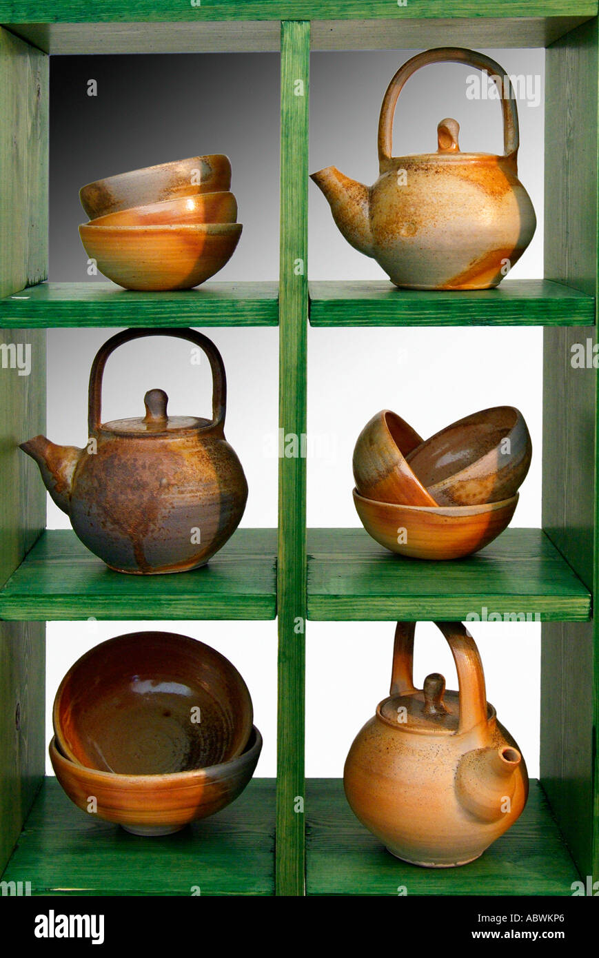 Pot de thé Cuisine étagère jar contenant bol contiennent rond ovale brun foncé mat surface texturée rugueuse en terre la terre Banque D'Images