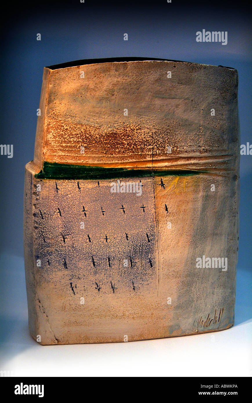 Bol vase pot rond ovale contenant contiennent brillant orange foncé mat de verre brun terre rugueuse en terre surface texturée tiret Banque D'Images