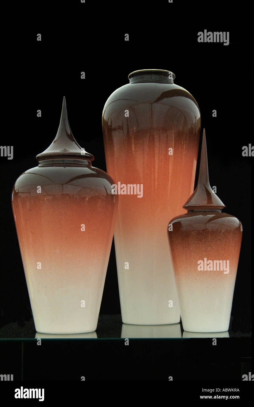 Bol vase pot ginger contiennent de collecte des contenants rond ovale brillant groupe orange brillant brun foncé reflètent l'échelle de portée de verre Banque D'Images