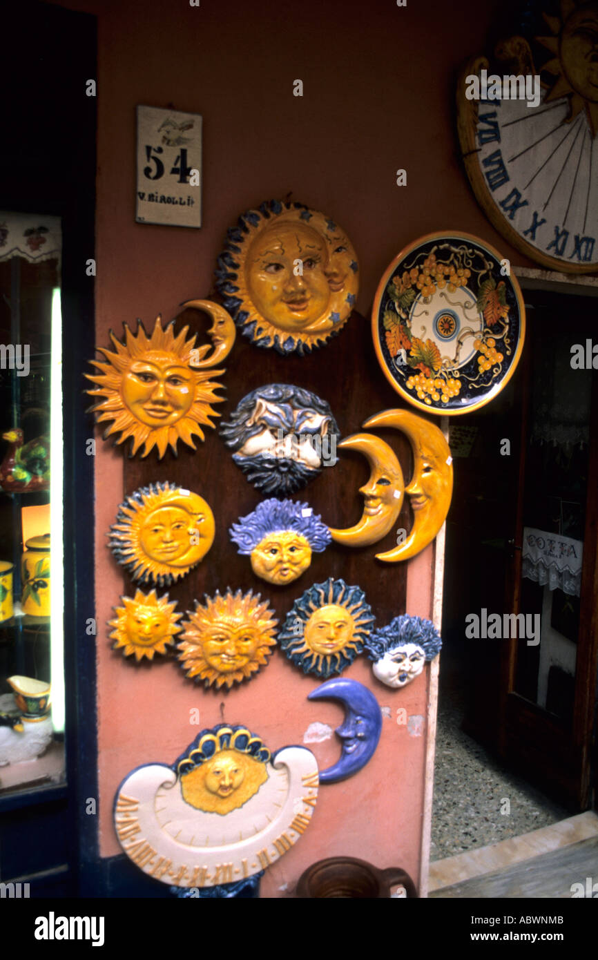 Galerie d'art avec des éléments colorés au Cinque Terre ville de Vernazza Italie Banque D'Images