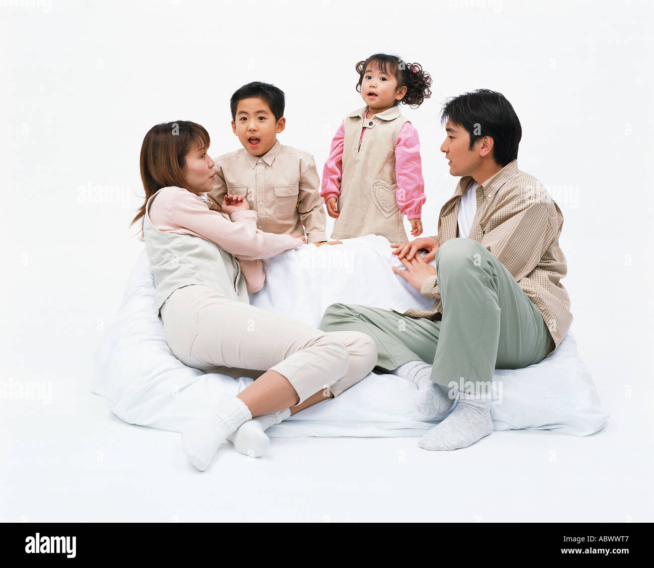 Un couple se reposant sur la table tandis que leurs enfants se tenir près d'eux Banque D'Images