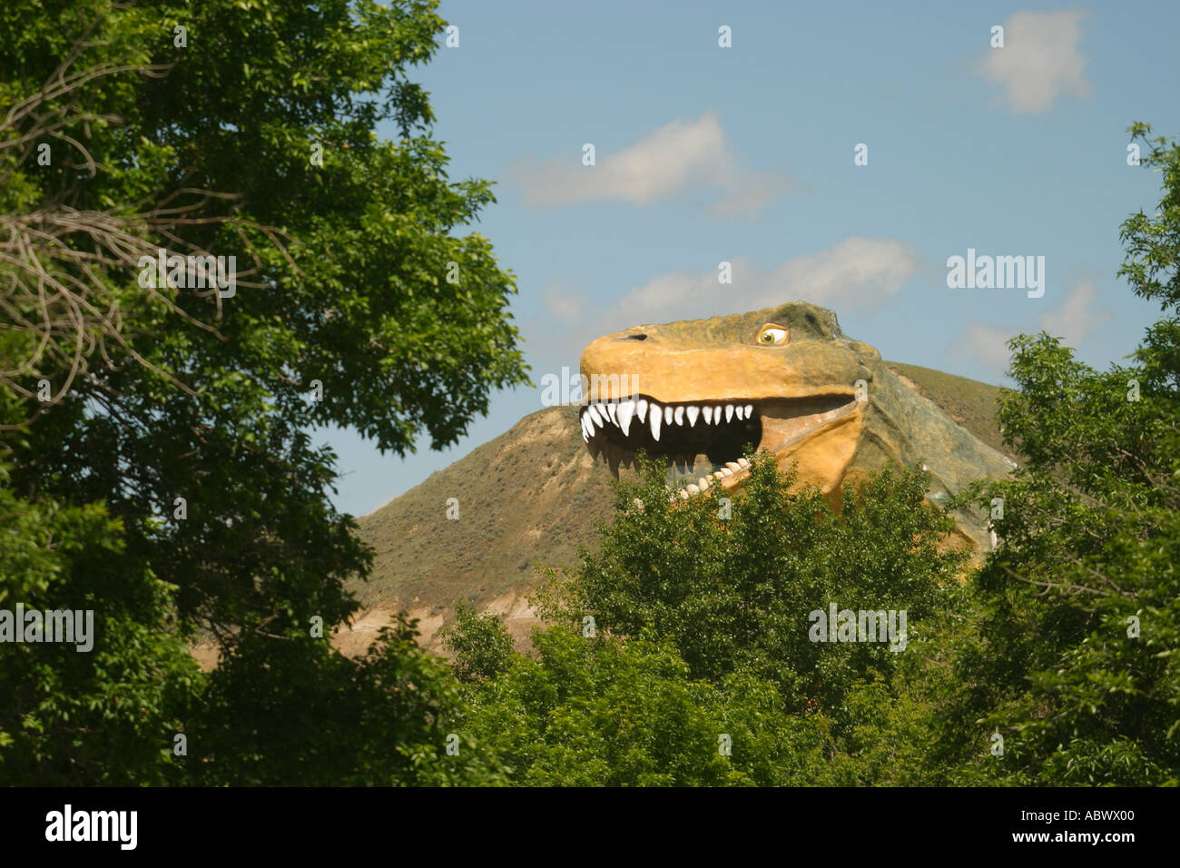 TYRANOSAURUS REX dinosaure carnivore du parc préhistorique sculptures animales mer intérieure et de montagnes volcaniques Alberta Canada Banque D'Images