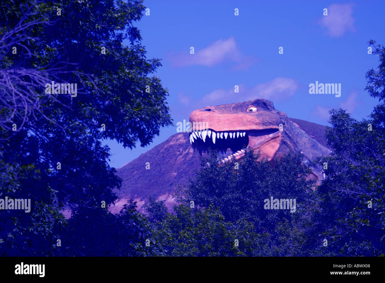 TYRANOSAURUS REX dinosaure carnivore du parc préhistorique sculptures animales mer intérieure et de montagnes volcaniques Alberta Canada Banque D'Images