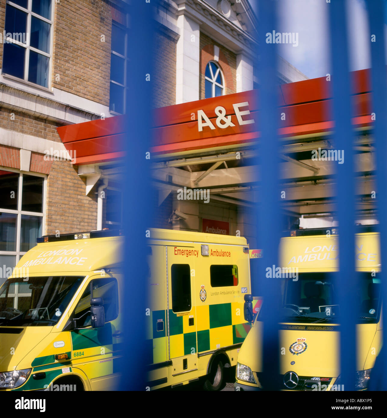 A&E signer et l'ambulance garée à l'entrée à l'extérieur de Kings College Hospital à Denmark Hill South London England UK KATHY DEWITT Banque D'Images