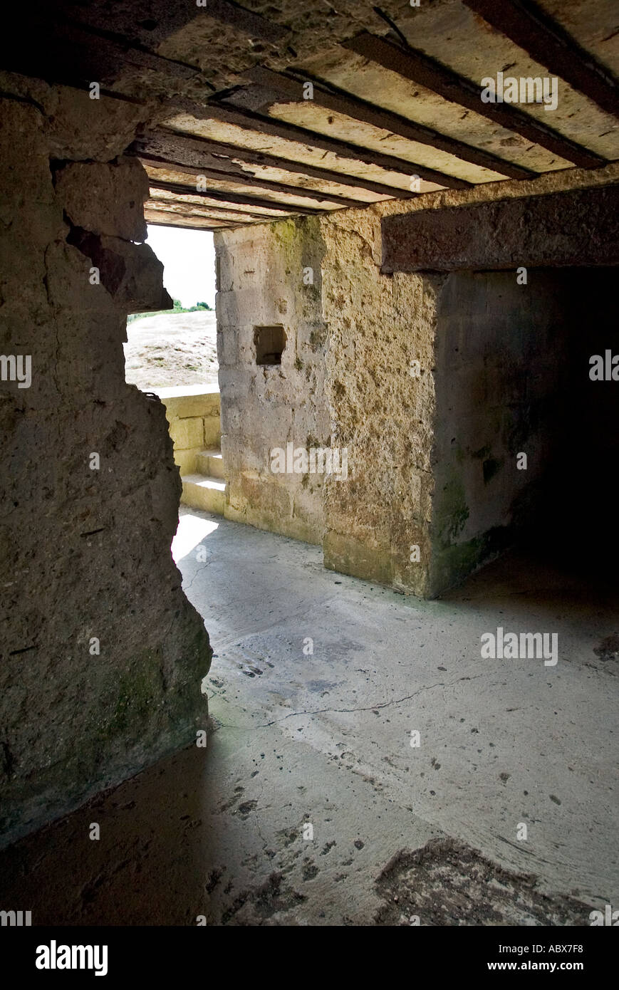 Intérieur d'une embrasure de l'artillerie allemande Pointe du Hoc Normandie France Banque D'Images