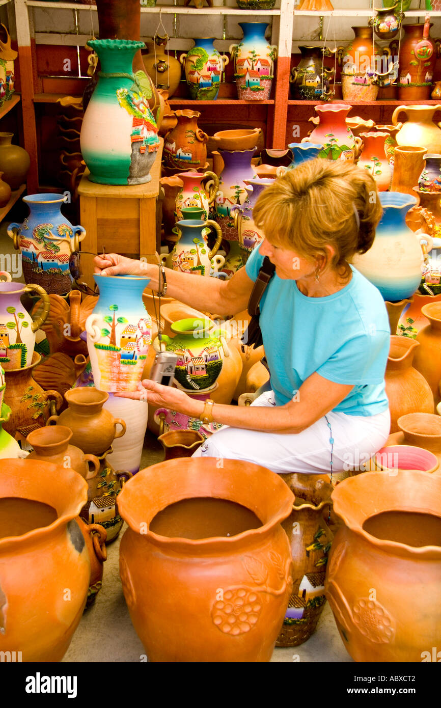 Les touristes à la recherche à la mise en vente de poterie d'art artisanal près de Antigua Guatemala Banque D'Images