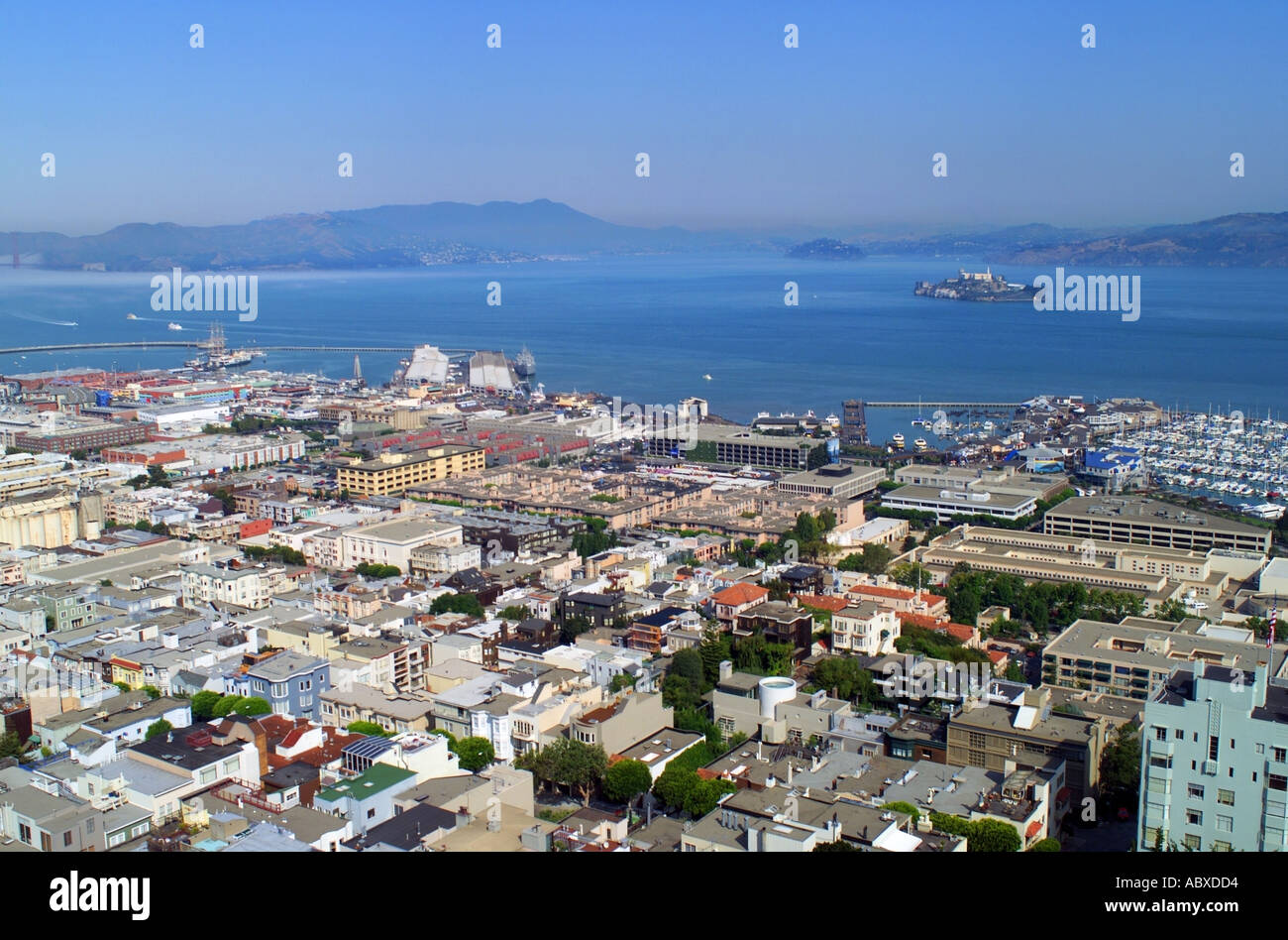 San Francisco Californie vue sur Fisherman s Wharf de Coit Tower pour Alcatraz Tiburon et le comté de Marin de North Bay JMH0399 Banque D'Images