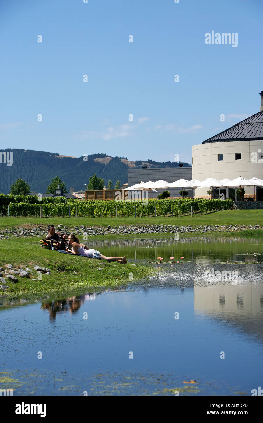 Couple having picnic à Craggy Range Winery Hawkes Bay modèle néo-zélandais de presse 498 499 Banque D'Images