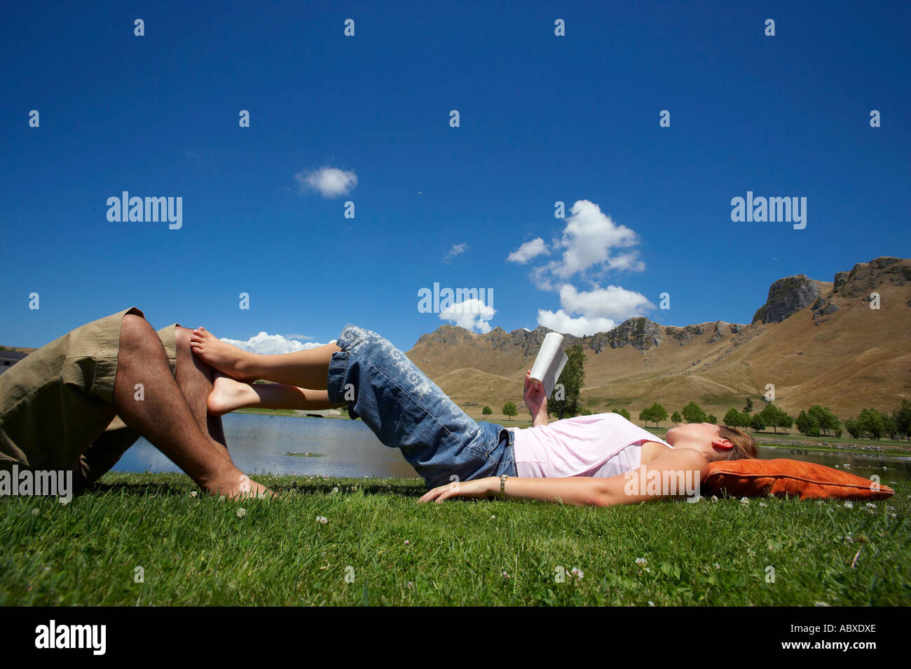 Couple relaxing at Craggy Range Winery Hawkes Bay modèle néo-zélandais de presse 498 499 Banque D'Images