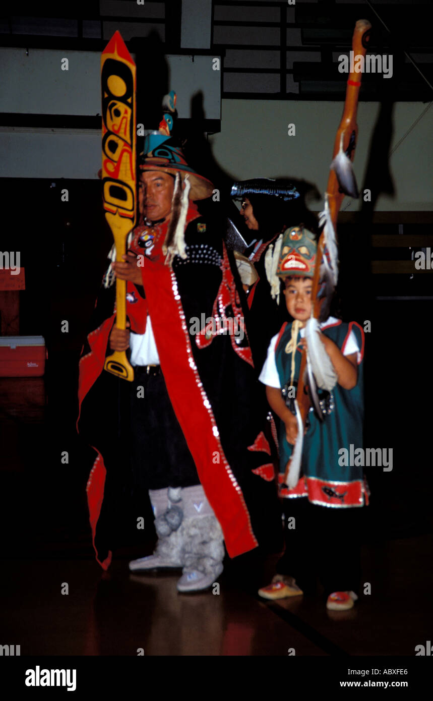 Chanteurs et danseurs indiens Tlingit de l'Alaska village Kake AK Banque D'Images