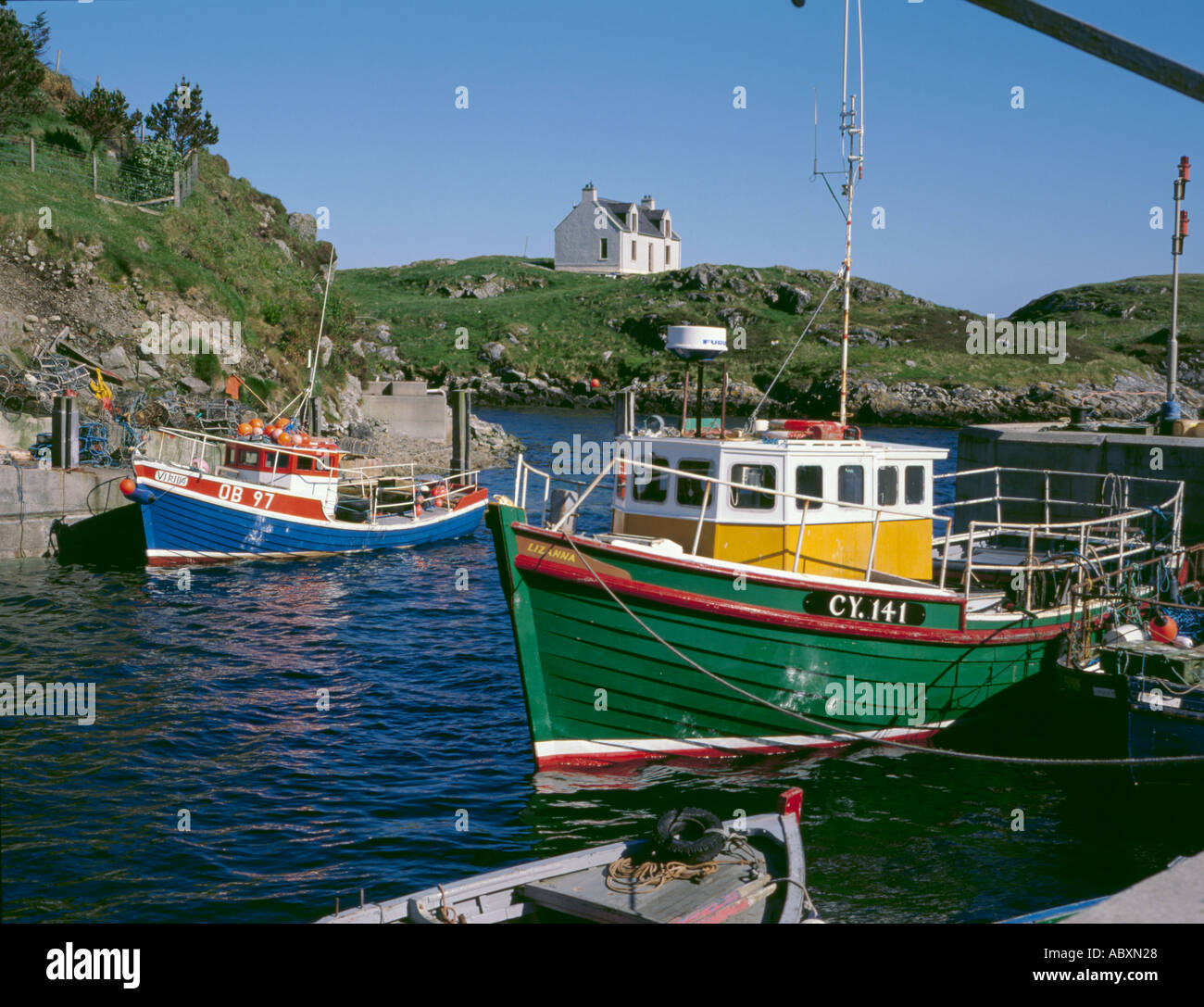 Bateaux de pêche au port de Kallin, North Uist, Hébrides extérieures, en Écosse, au Royaume-Uni. Banque D'Images