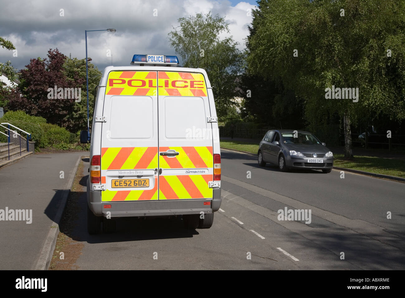 Fourgon de police stationné dans une banlieue où les agents peuvent regarder Galles trafic UK Banque D'Images Fourgon de police stationné dans une banlieue où les agents peuvent regarder Galles trafic UK Banque D'Images
