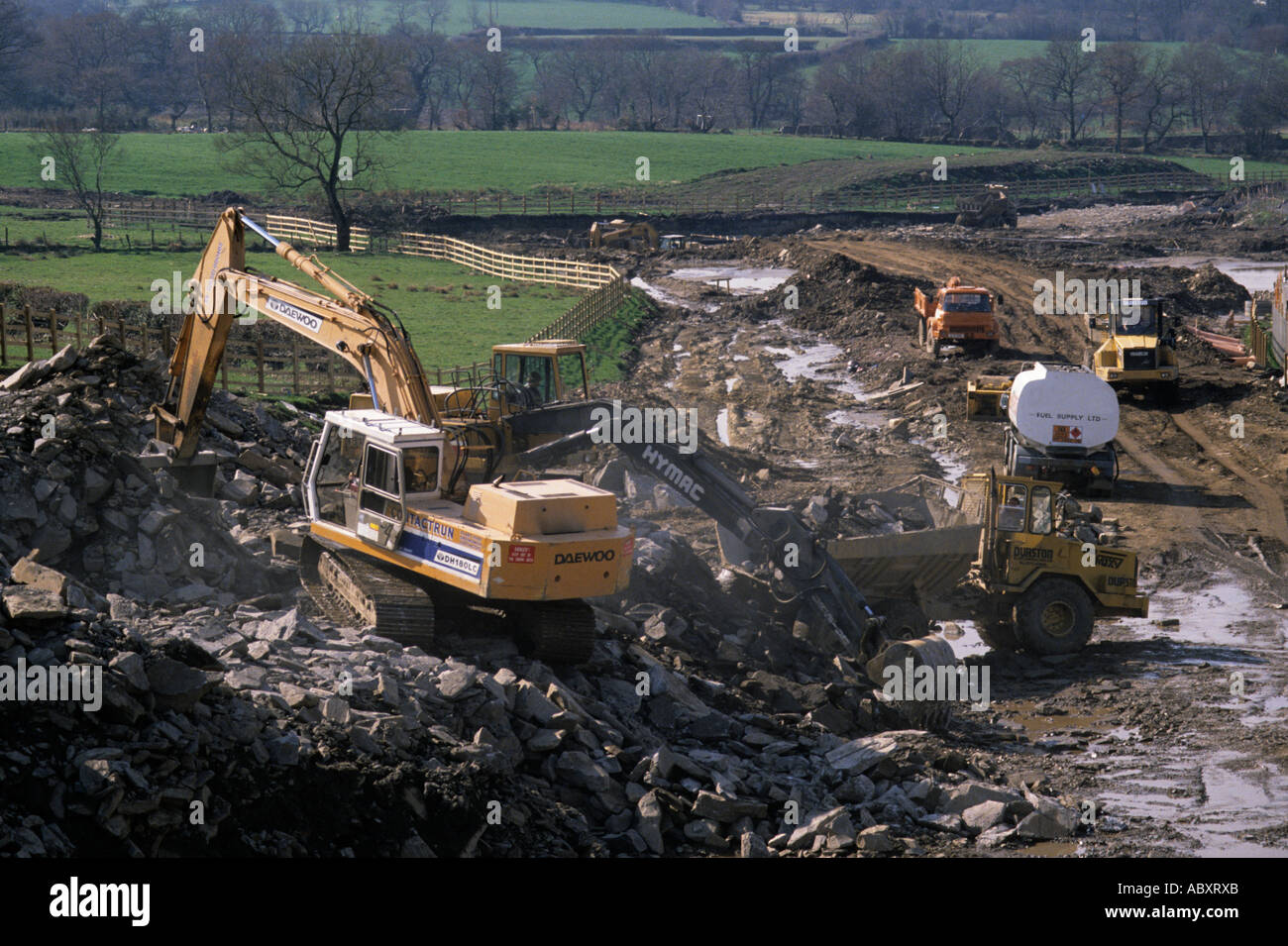Chargement camion excavateur pendant la construction du chemin Caerphilly Pays de Galles UK Banque D'Images