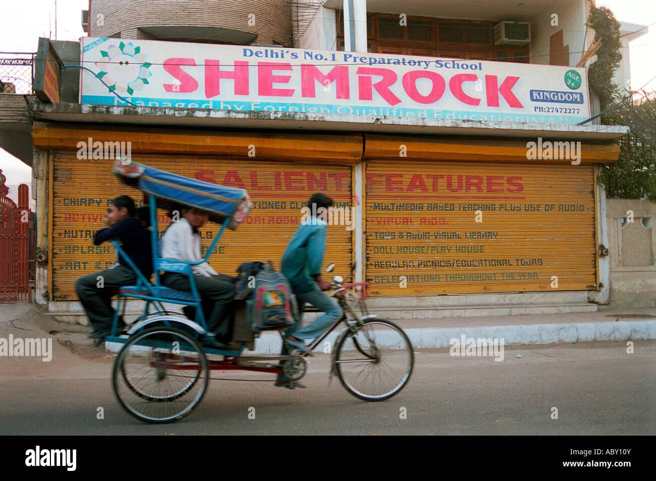 Les enfants voyageant à l'école par cycle rickshaw à Delhi, Inde Banque D'Images