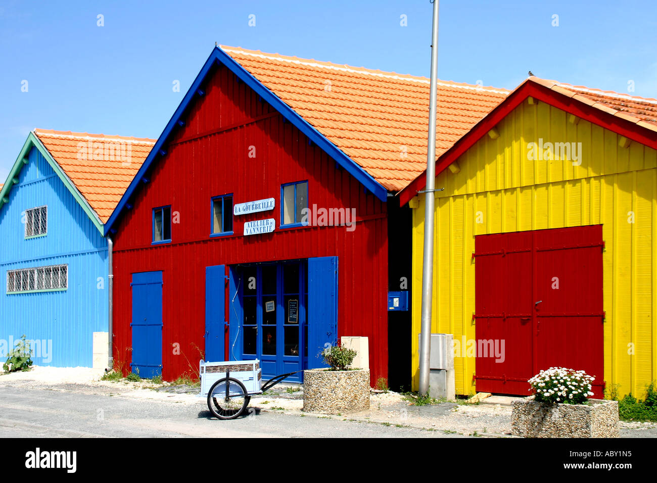 Cabane De Pecheur A Vendre Ile D Oleron Cabanes de pêcheurs d'huîtres à l'hôtel Le Chateau d'Oleron Ile d'Oleron  Charente Maritime Région Ouest France Photo Stock - Alamy