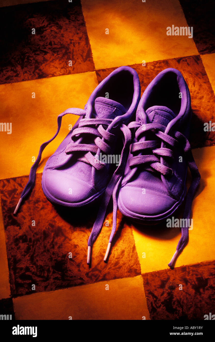 Paire de chaussures à carreaux bleu sur marbre Photo Stock - Alamy