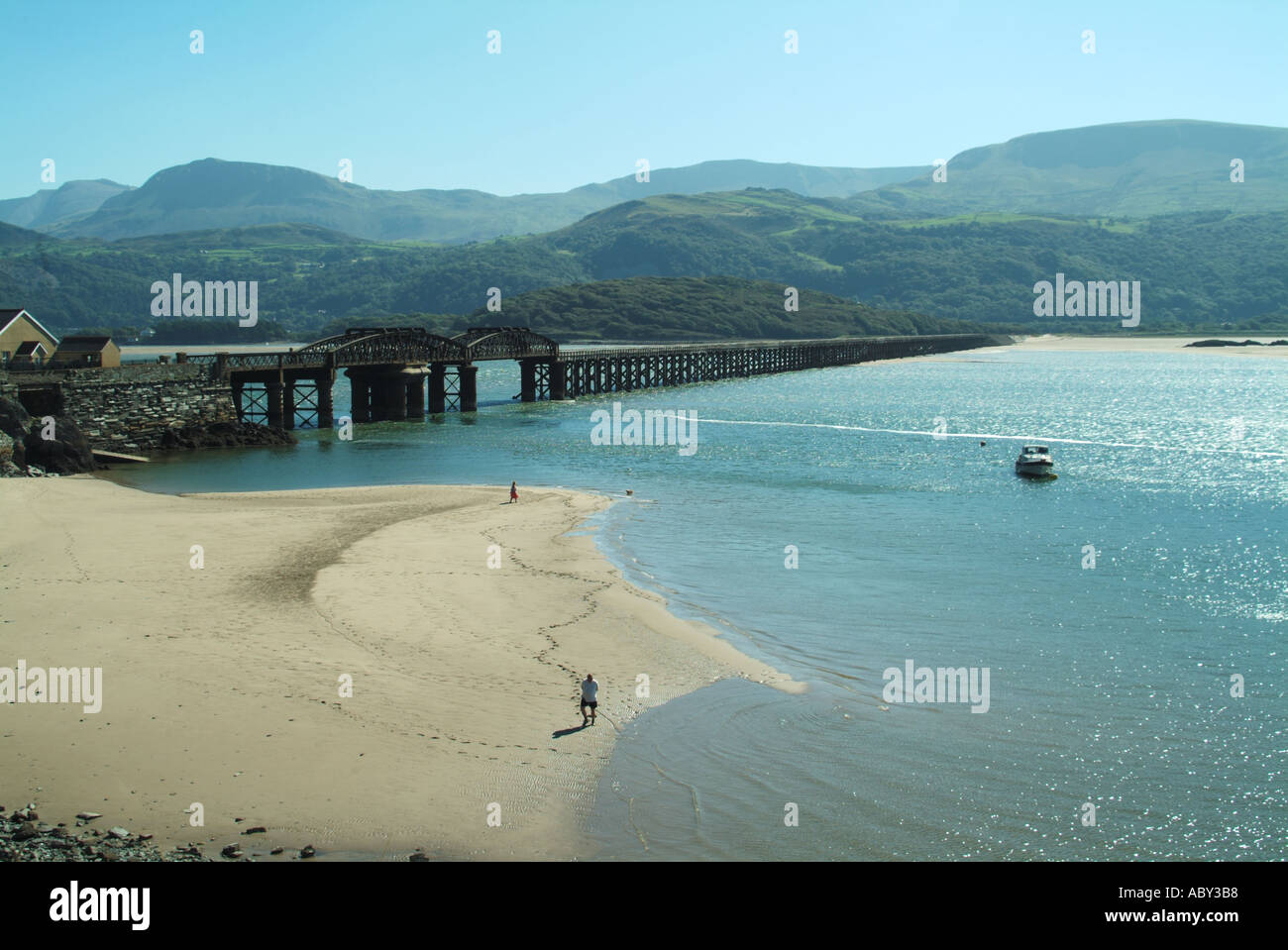 L'estuaire de Mawddach Afon Barmouth viaduc ferroviaire et passerelle avec Cader Idris au-delà de montagnes Banque D'Images