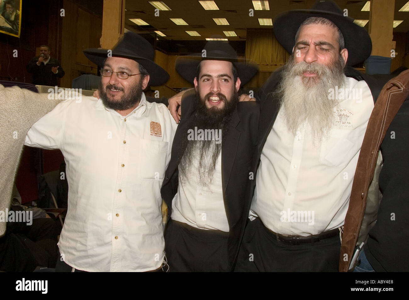 Les Membres De La Secte Hassidique Loubavitch De Juifs Celebrer L Anniversaire De Son Fondateur Le Rabbin Schneerson A Leur Siege Et Le Tem Photo Stock Alamy Les Membres De La Secte Hassidique Loubavitch De Juifs Celebrer L Anniversaire De Son Fondateur Le Rabbin Schneerson A Leur Siege Et Le Tem Photo Stock Alamy