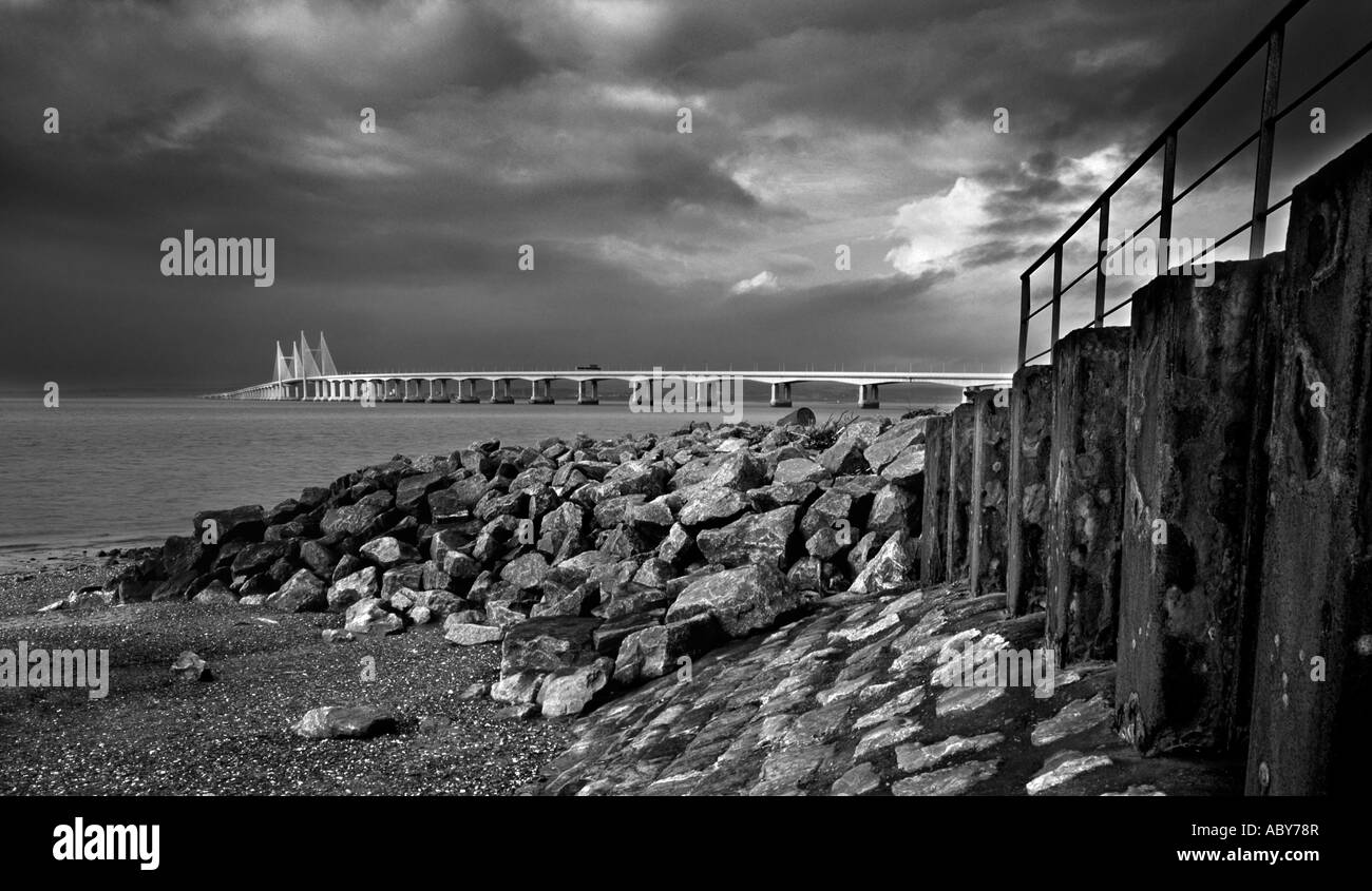 Horizontal noir et blanc Deuxième Severn Crossing en pleine tempête Banque D'Images