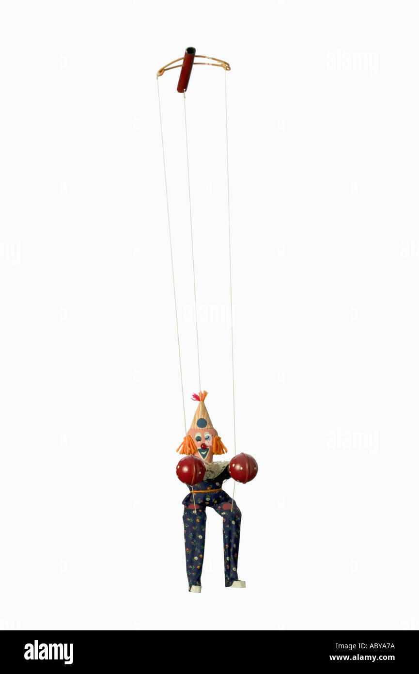 Still Life of une marionnette clown avec deux boules rouges pour les mains se découpant sur fond blanc Banque D'Images