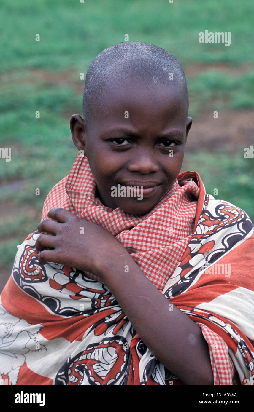 KENYA Masai Mara National Reserve Jeune fille Masai traditionnelles en tissu kanga Banque D'Images