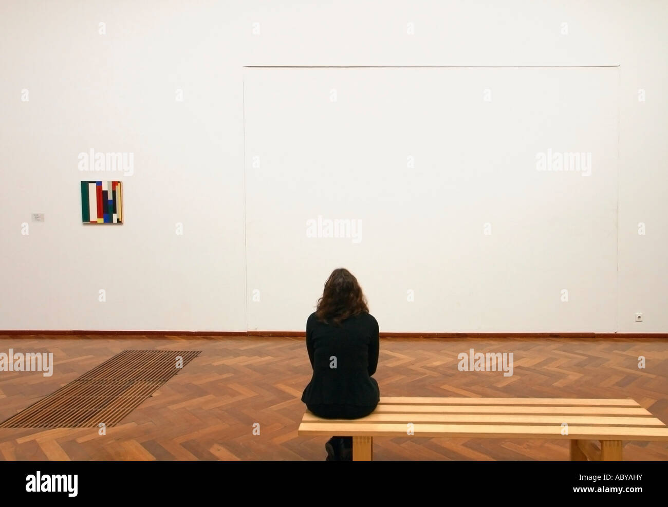 Exposition d'art moderne Amsterdam Hollande dans le Stedelijk Museum, ce qui est art femme assise à regarder l'espace vide sur le mur Banque D'Images