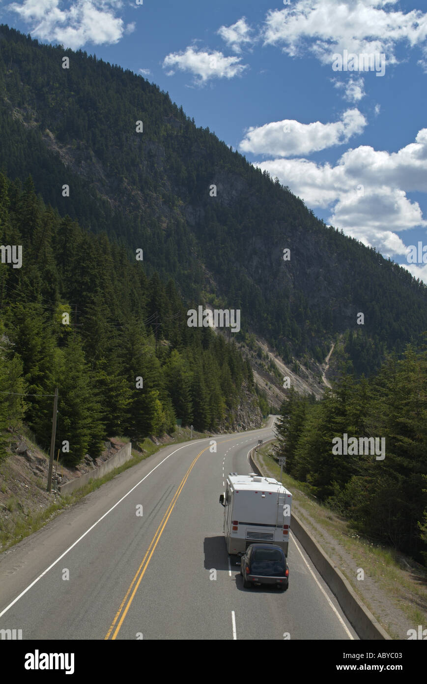 Location de véhicules de loisirs avec remorque Route Trans Canada Canyon du Fraser en Colombie-Britannique, Canada Banque D'Images