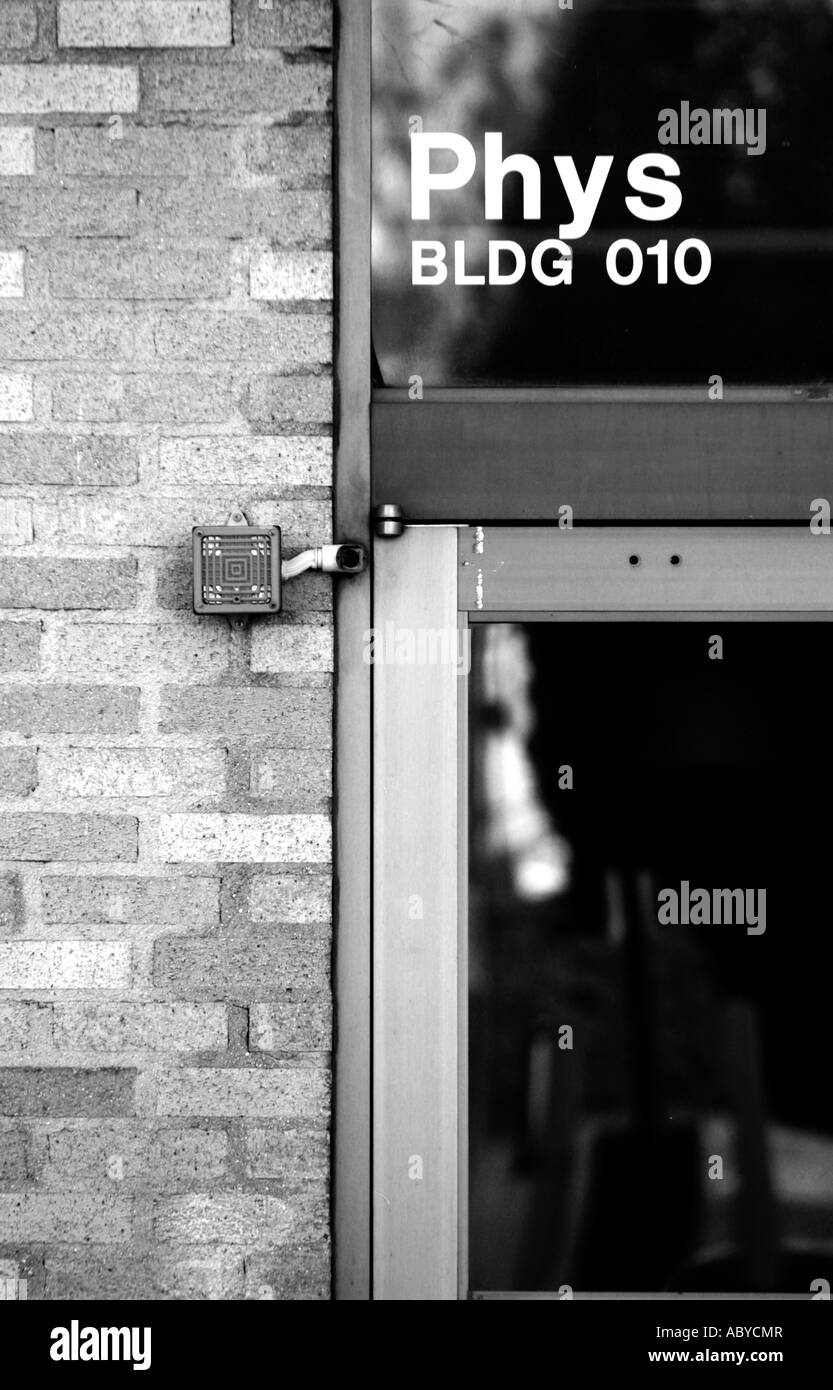 Close up de la porte et le signe de la physique) sur un campus universitaire Banque D'Images