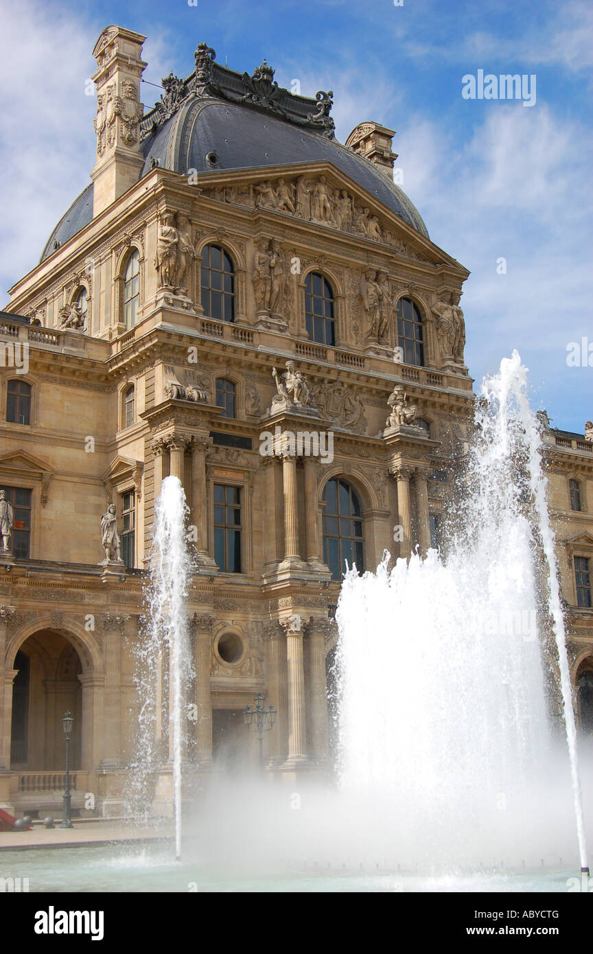 Les fontaines au Louvre, Paris, France. Banque D'Images