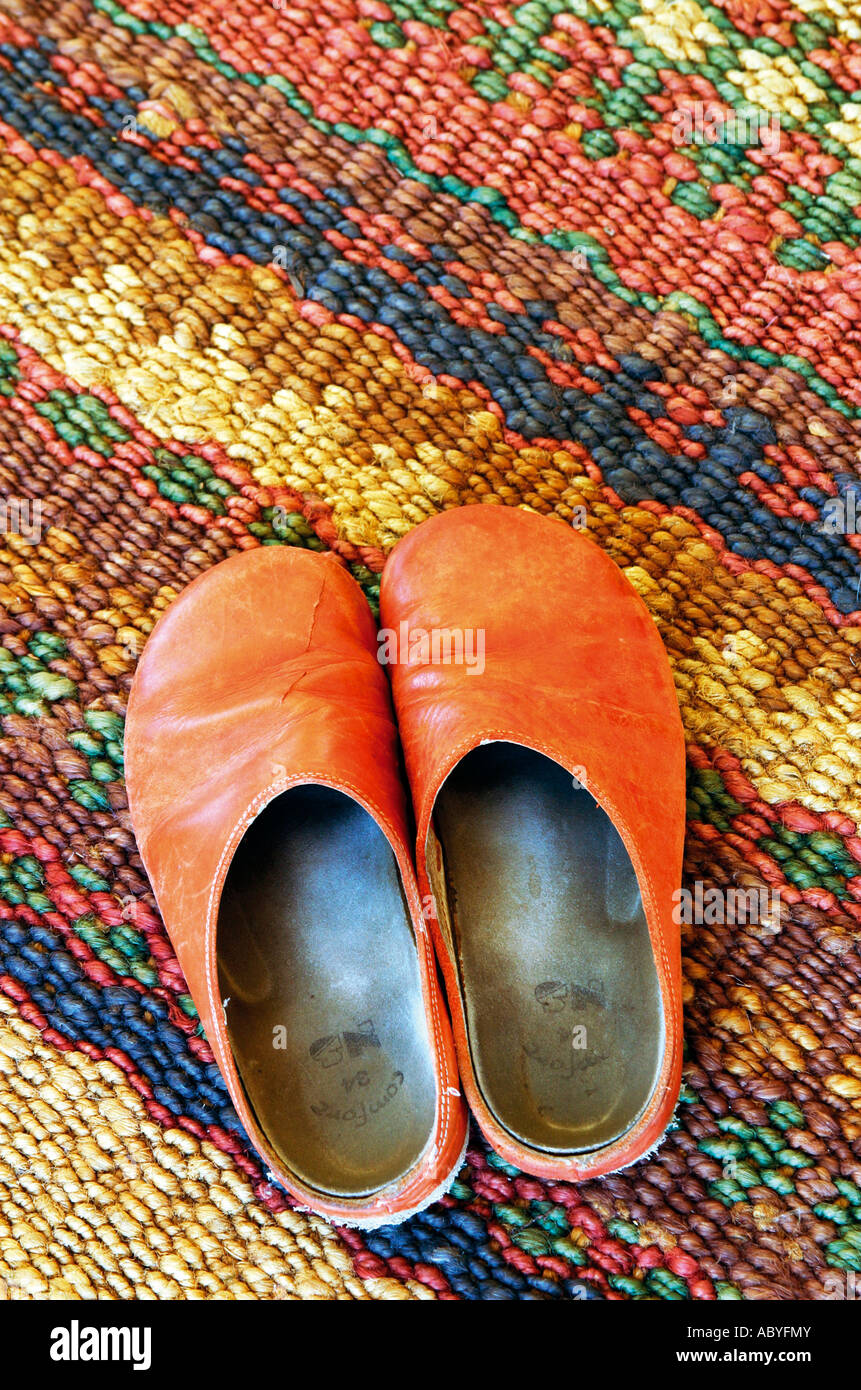 Style marocain à enfiler chaussures le tapis tissé multicolore Banque D'Images