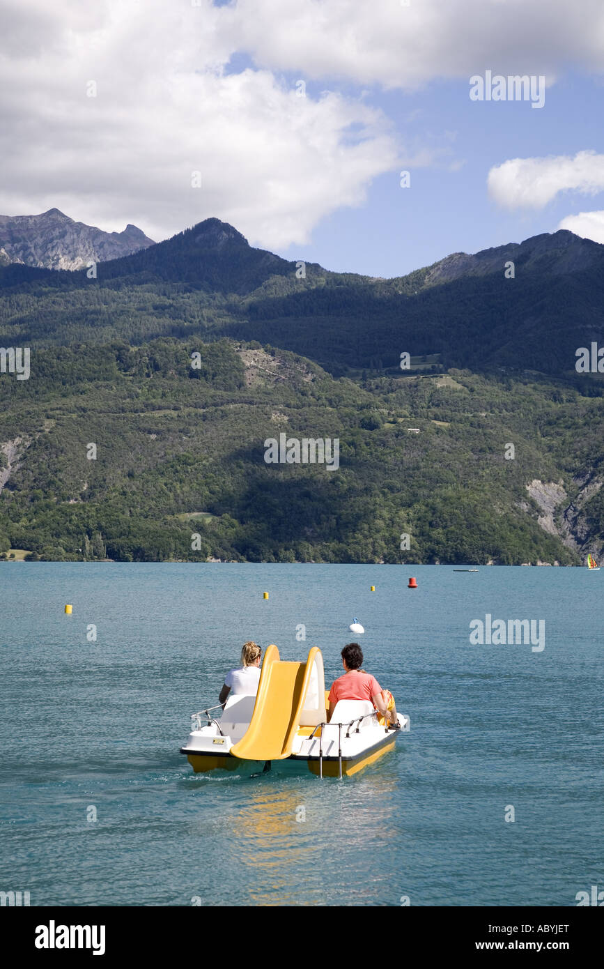 Deux femmes sur un pédalo avec toboggan sur le lac de Serre Ponçon, Hautes  Alpes, Provence, France Photo Stock - Alamy