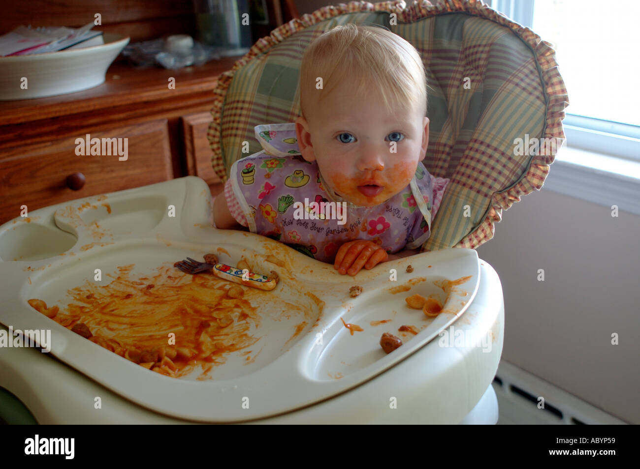 Un Bebe Tout Petit Enfant D Alimentation Alimentation 1 Alimentation Manger Le Dejeuner Diner Souper Sauce Tomate Sauce Snack Chaise Haute Chaise Haute Malpropre Bac T Photo Stock Alamy