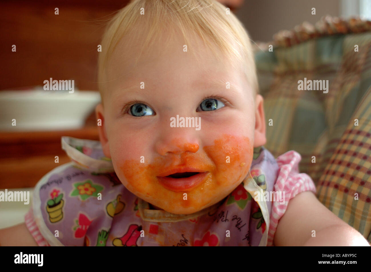 Un Bebe Tout Petit Enfant D Alimentation Alimentation 1 Alimentation Manger Le Dejeuner Diner Souper Snack Sauce Tomate Chaise Haute Chaise Haute Malpropre Bac T Photo Stock Alamy