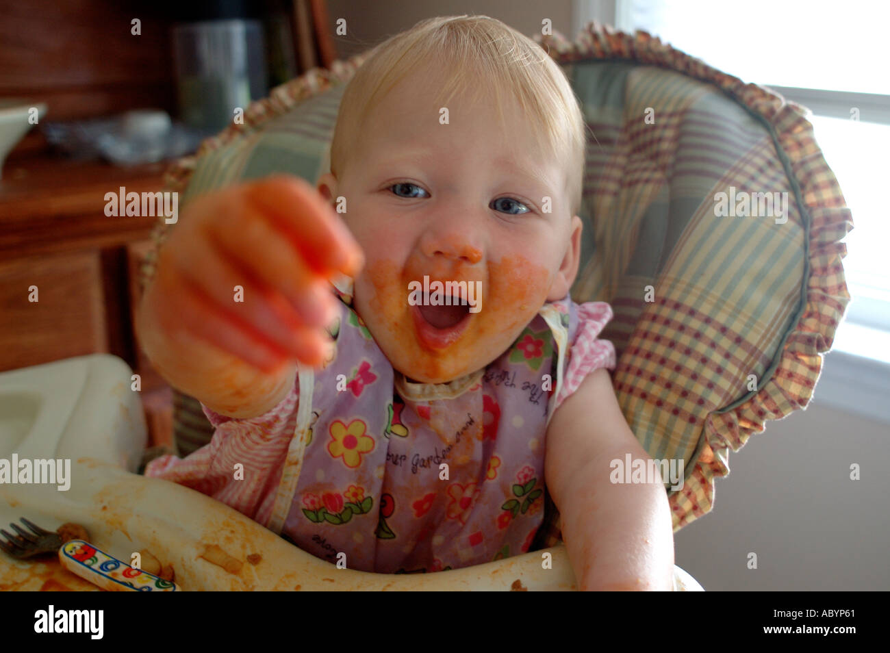 Un Bebe Tout Petit Enfant D Alimentation Alimentation 1 Alimentation Manger Le Dejeuner Diner Souper Sauce Tomate Sauce Snack Chaise Haute Chaise Haute Malpropre Bac T Photo Stock Alamy