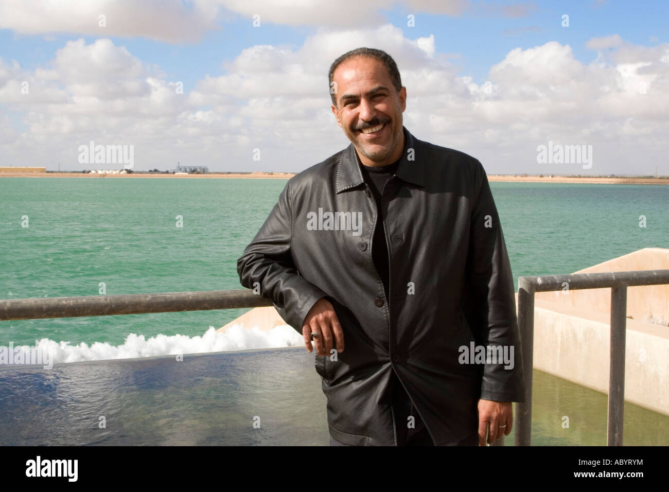 Saluq, Cyrénaïque, Libye. Grand réservoir de la rivière par l'homme et l'ingénieur. Banque D'Images