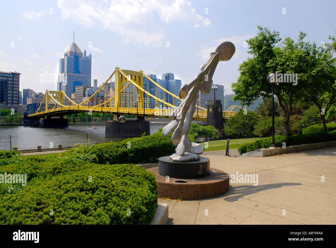 Vue sur la skyline de l'Allegheny Riverfront Park dans la ville de Pittsburgh en Pennsylvanie USA Pa Banque D'Images