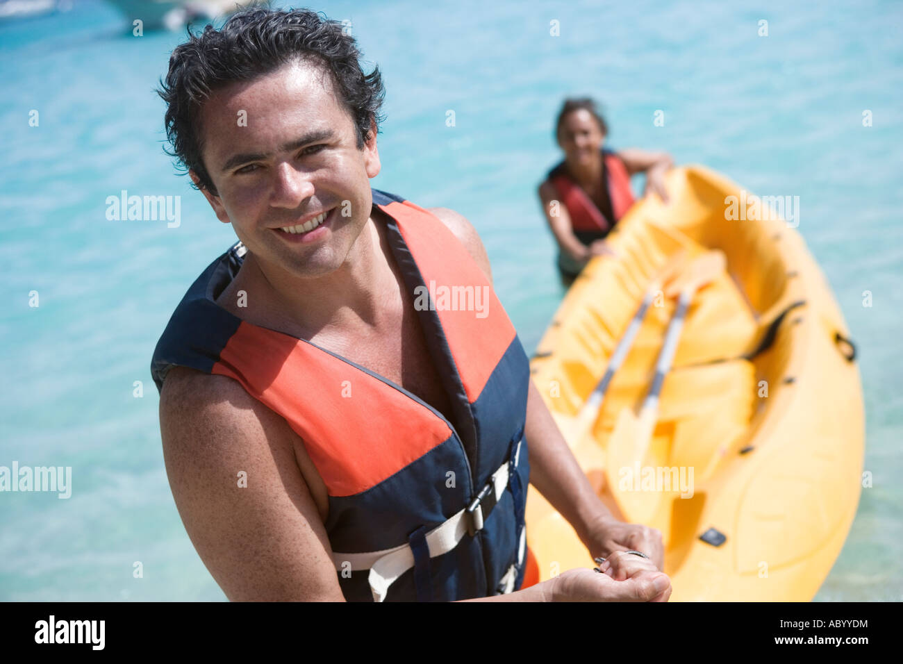 Couple tirant hors de l'eau en kayak Banque D'Images