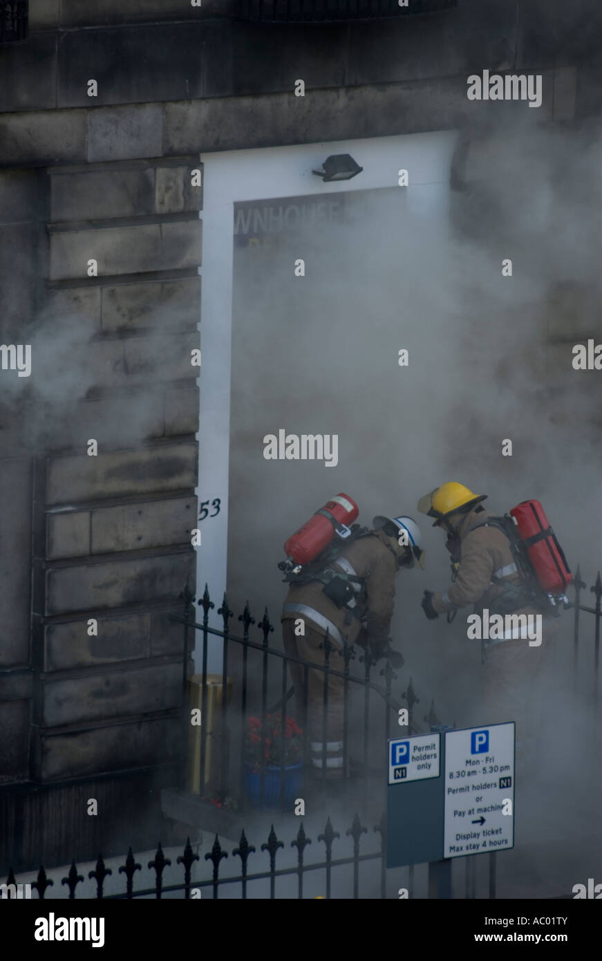 Aider les pompiers un incendie à Édimbourg, en Écosse. Banque D'Images