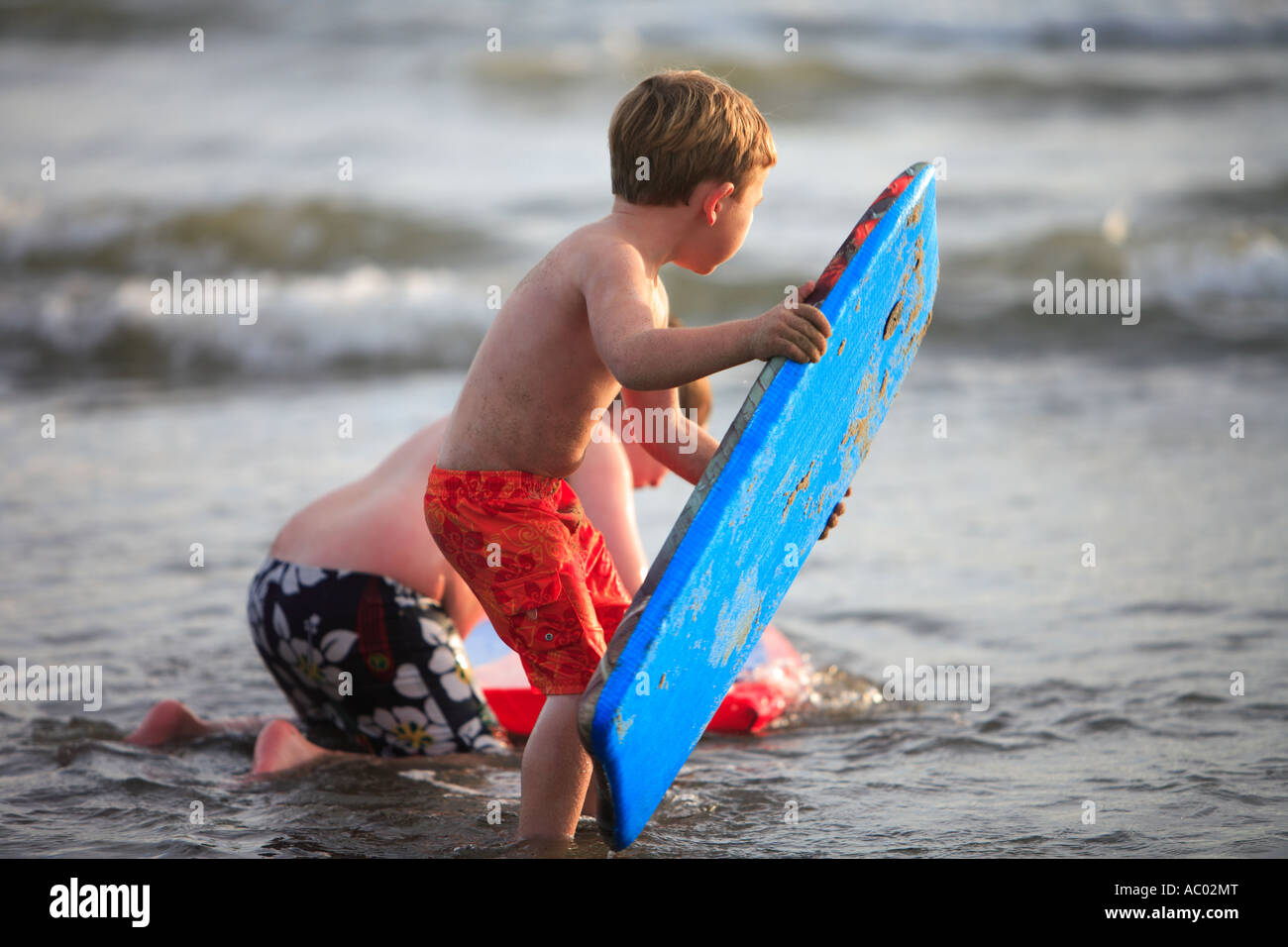 Les garçons body-board dans les vagues à Carpenteria State Beach Carpenteria Comté de Santa Barbara en Californie États-Unis M. Banque D'Images