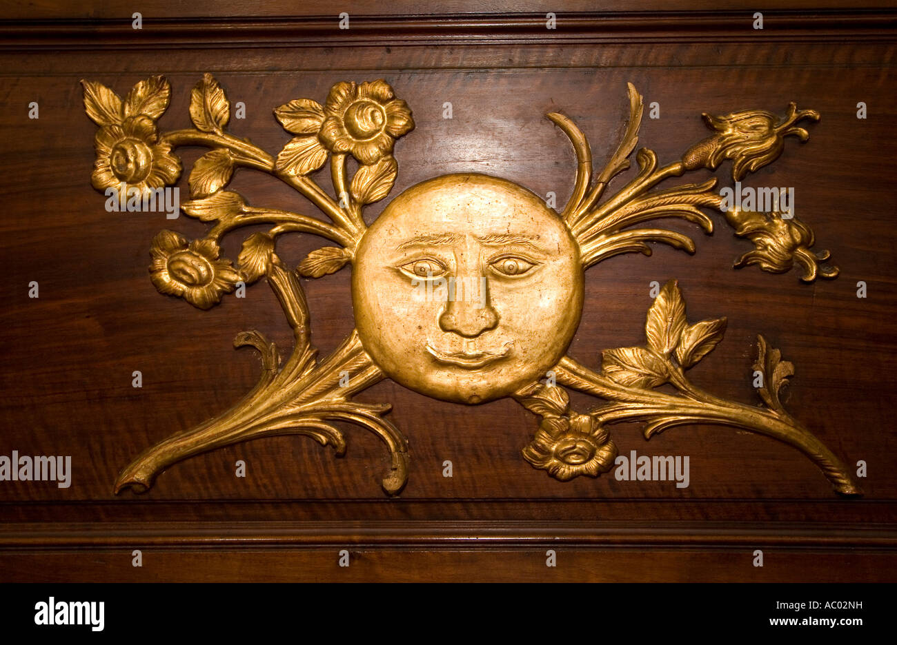 Lune avec motif sur la face du cabinet noyer dans la Sacristie Cathédrale Grenade Espagne Banque D'Images