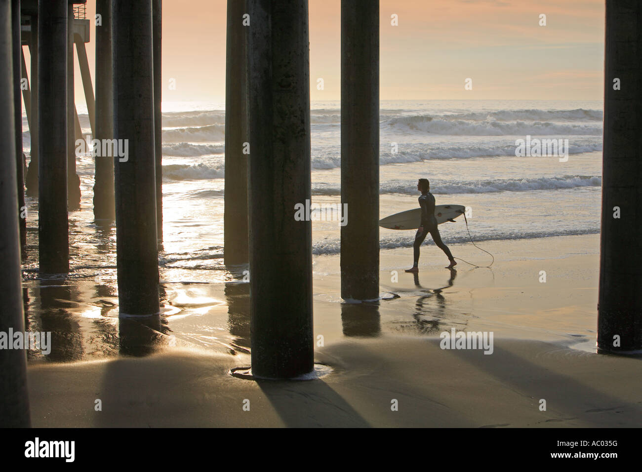 Surfer sous l'Hunington Beach Pier Hunington Beach Orange County Californie États-Unis M. Banque D'Images