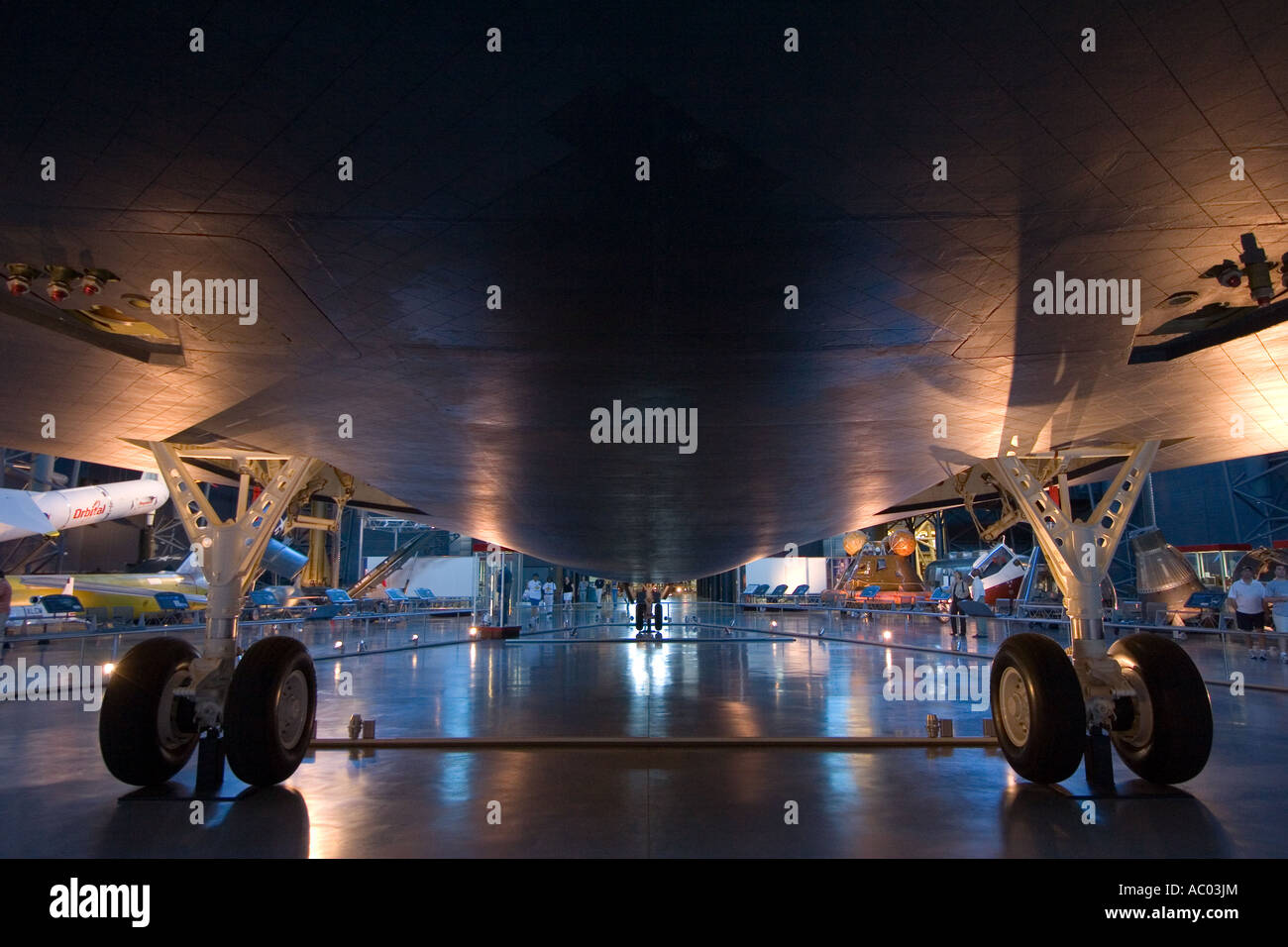 Ventre et le train roulant de la navette spatiale Enterprise au Smithsonian Hangar à Dulles, Virginie Banque D'Images