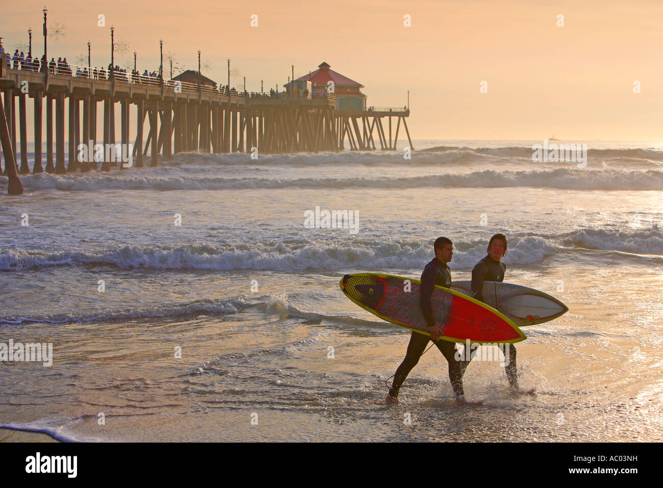 En face de la marche de Surfers Beach Pier Hunington Hunington Beach Orange County Californie États-Unis M. Banque D'Images