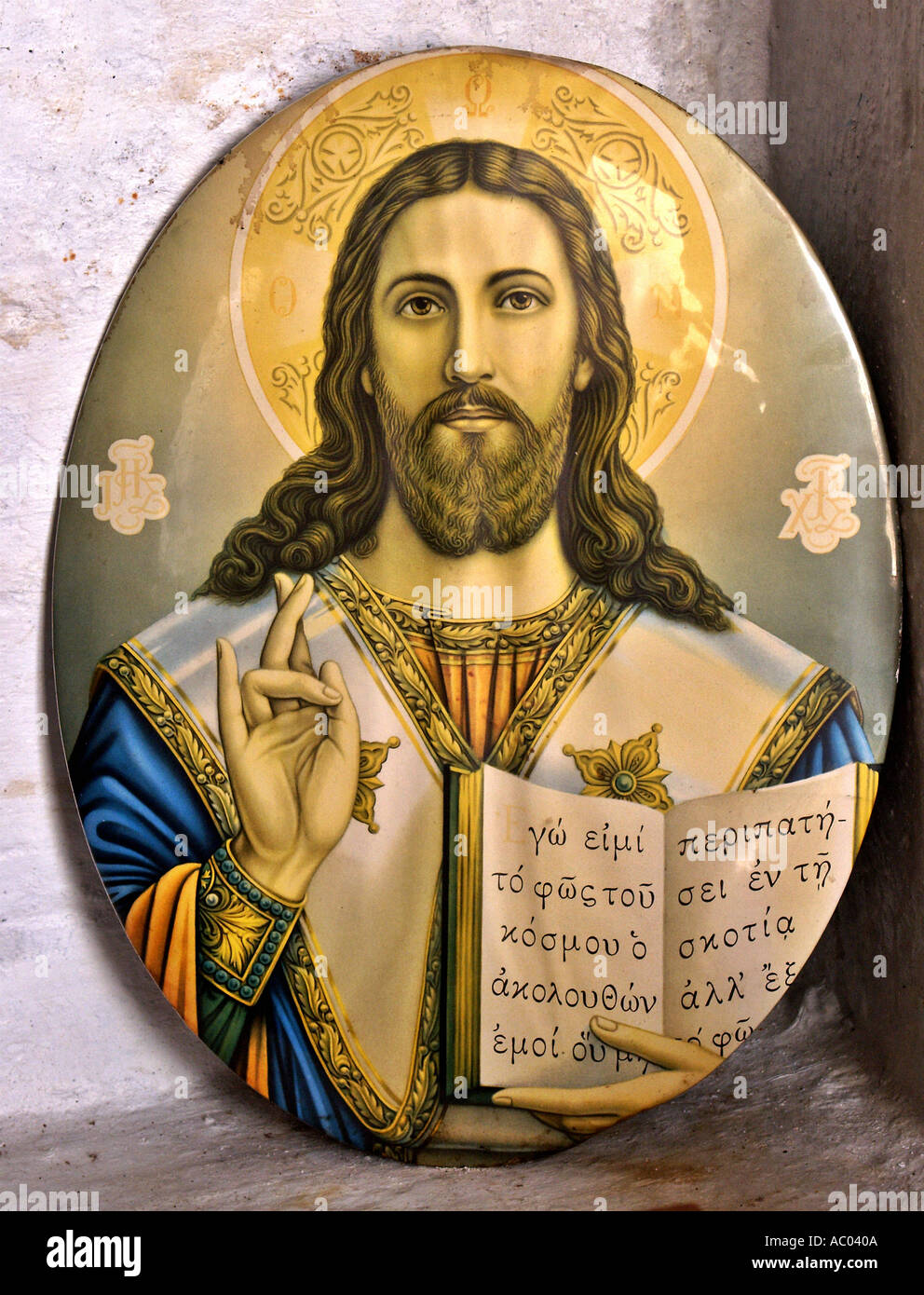 Jésus holding livre ''Je suis la Lumière du Monde'' illustration ancienne église des sentiers à Tissiniva Crete island Grèce Banque D'Images
