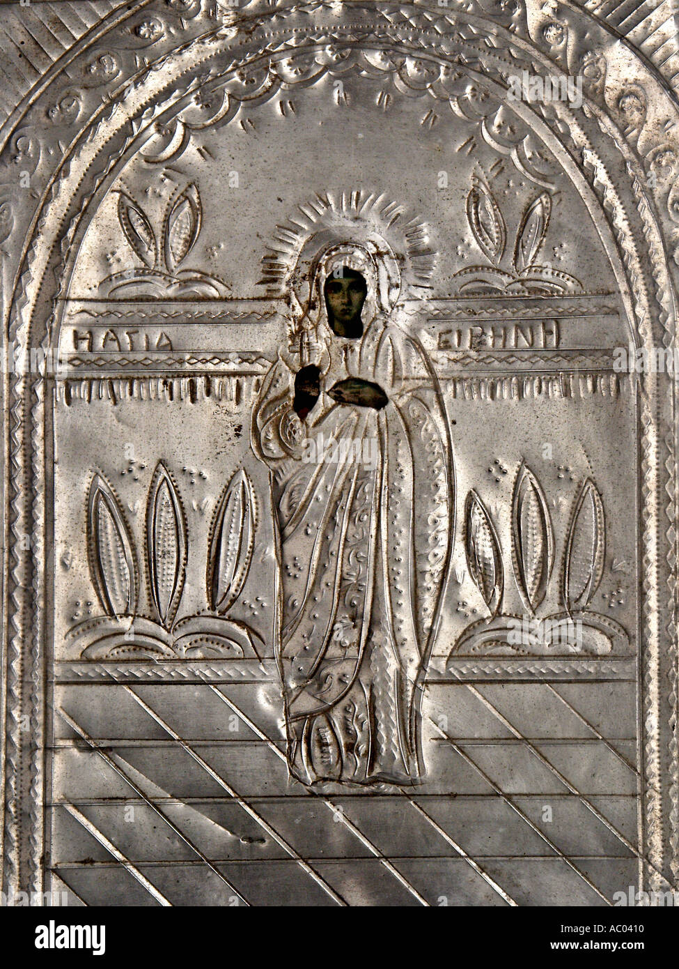 Saint Basilique Agia Eirini Irene argent gravure image sculptée ancienne église des sentiers à Tissiniva Crete island Grèce Banque D'Images