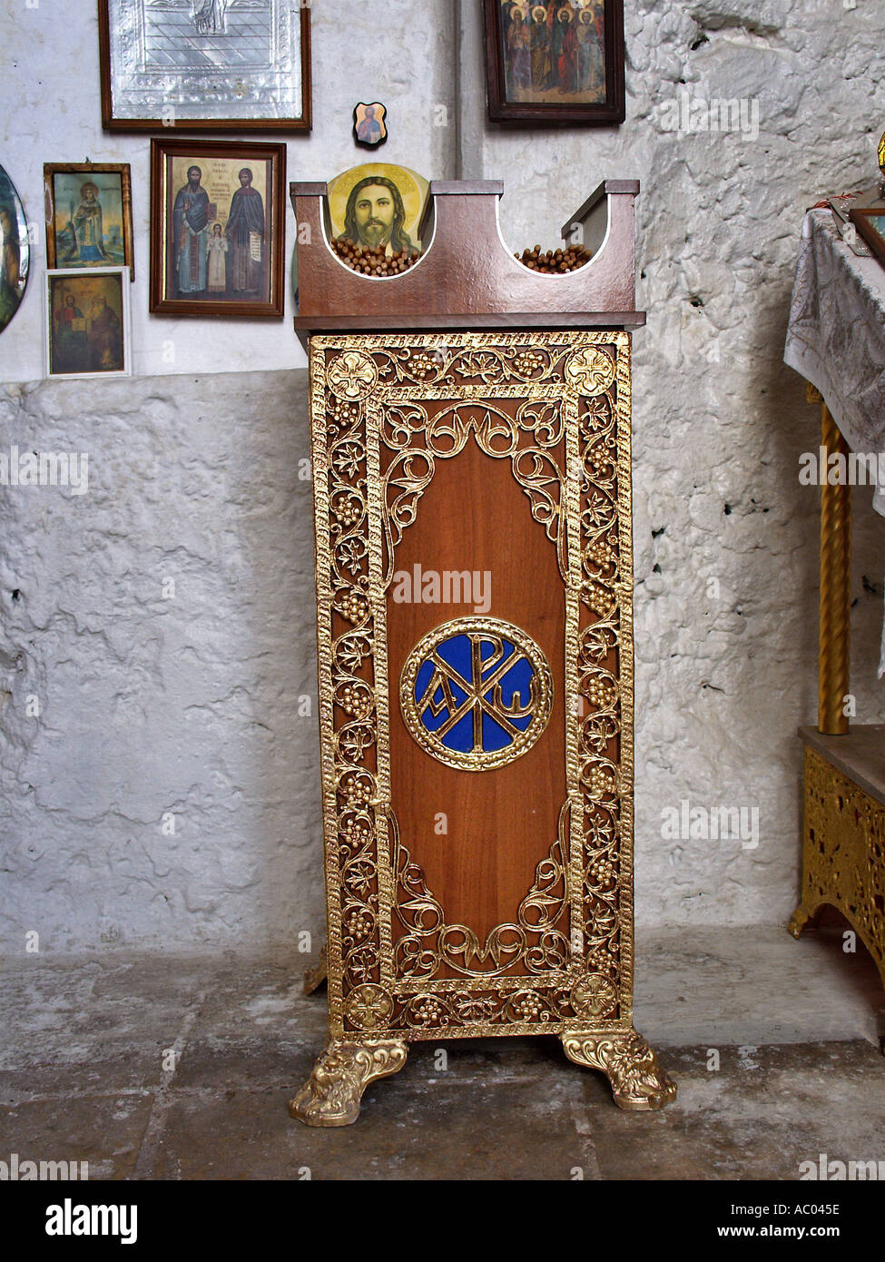 Meuble support bougie avec Christian symbole initiales ancienne église des sentiers à Tissiniva Crète Grèce île Banque D'Images