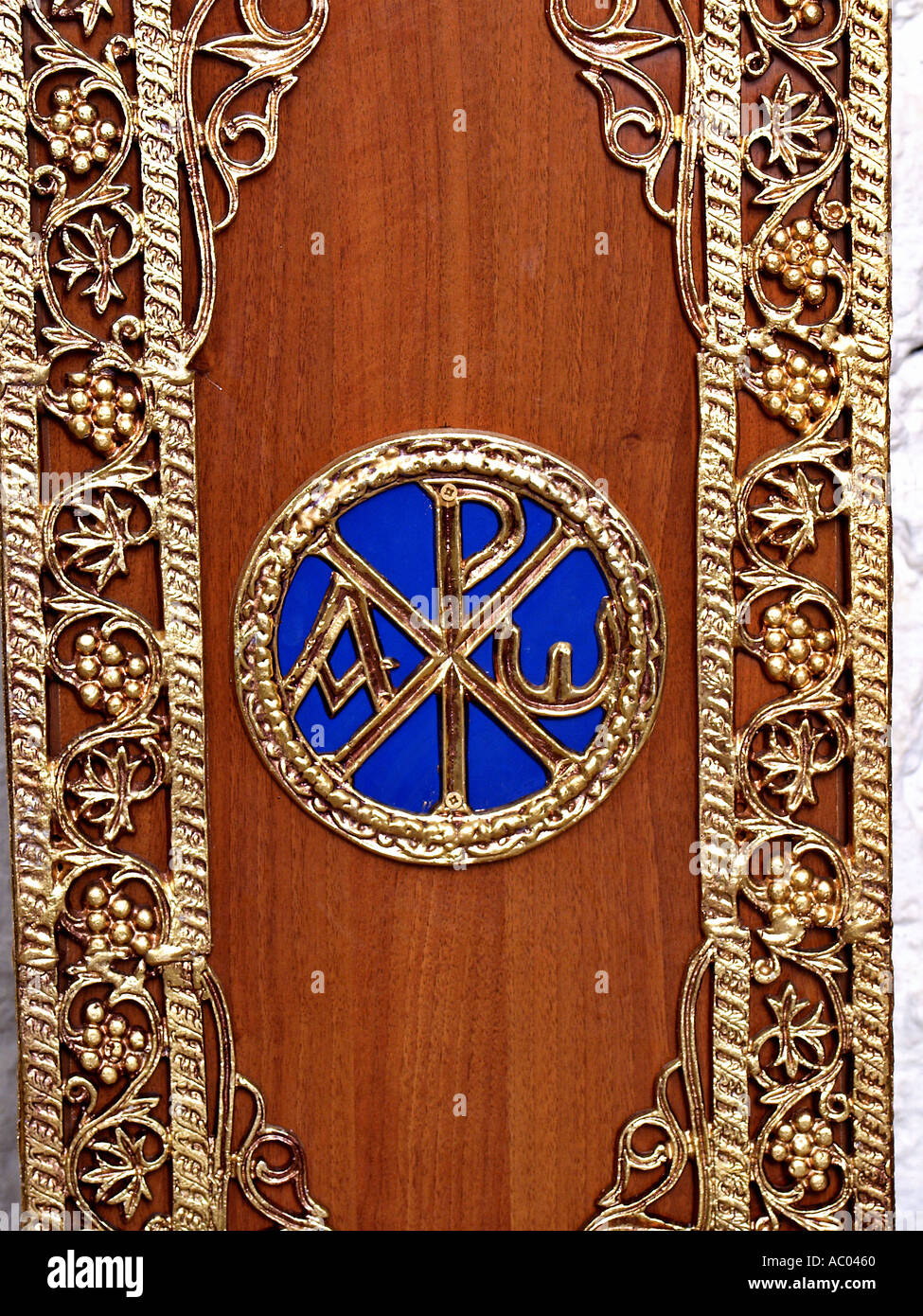 Meuble support bougie avec Christian symbole initiales ancienne église des sentiers à Tissiniva Crète Grèce île Banque D'Images
