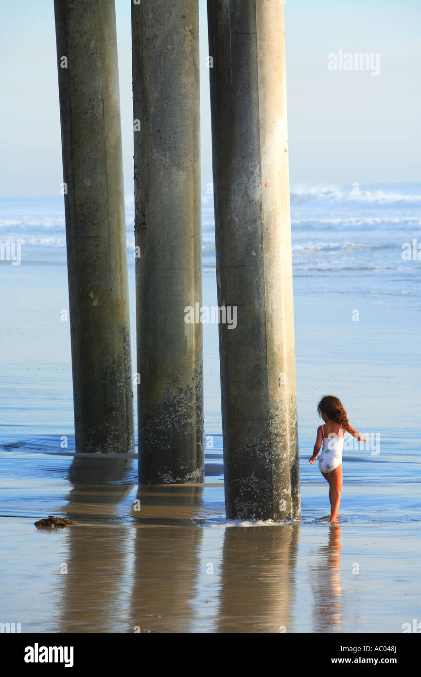 Jeune fille jouant sous l'Hunington Beach Pier Hunington Beach Orange County Californie États-Unis M. Banque D'Images